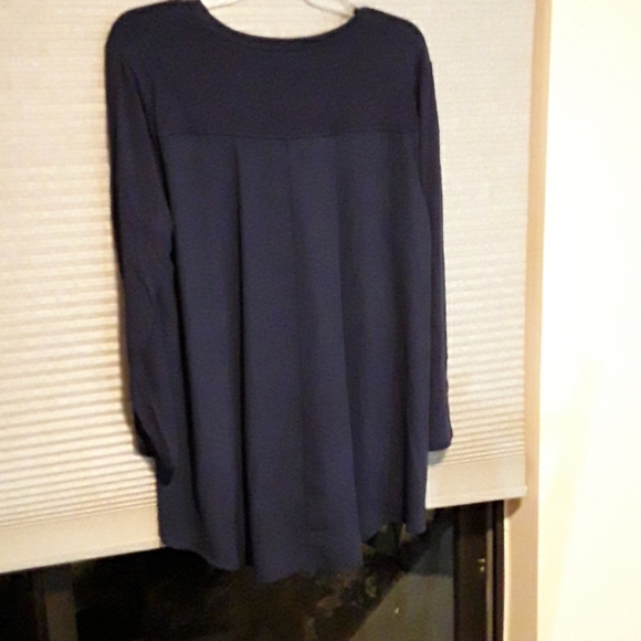 Chico's navy V-neck stretch top - Picture 7 of 9